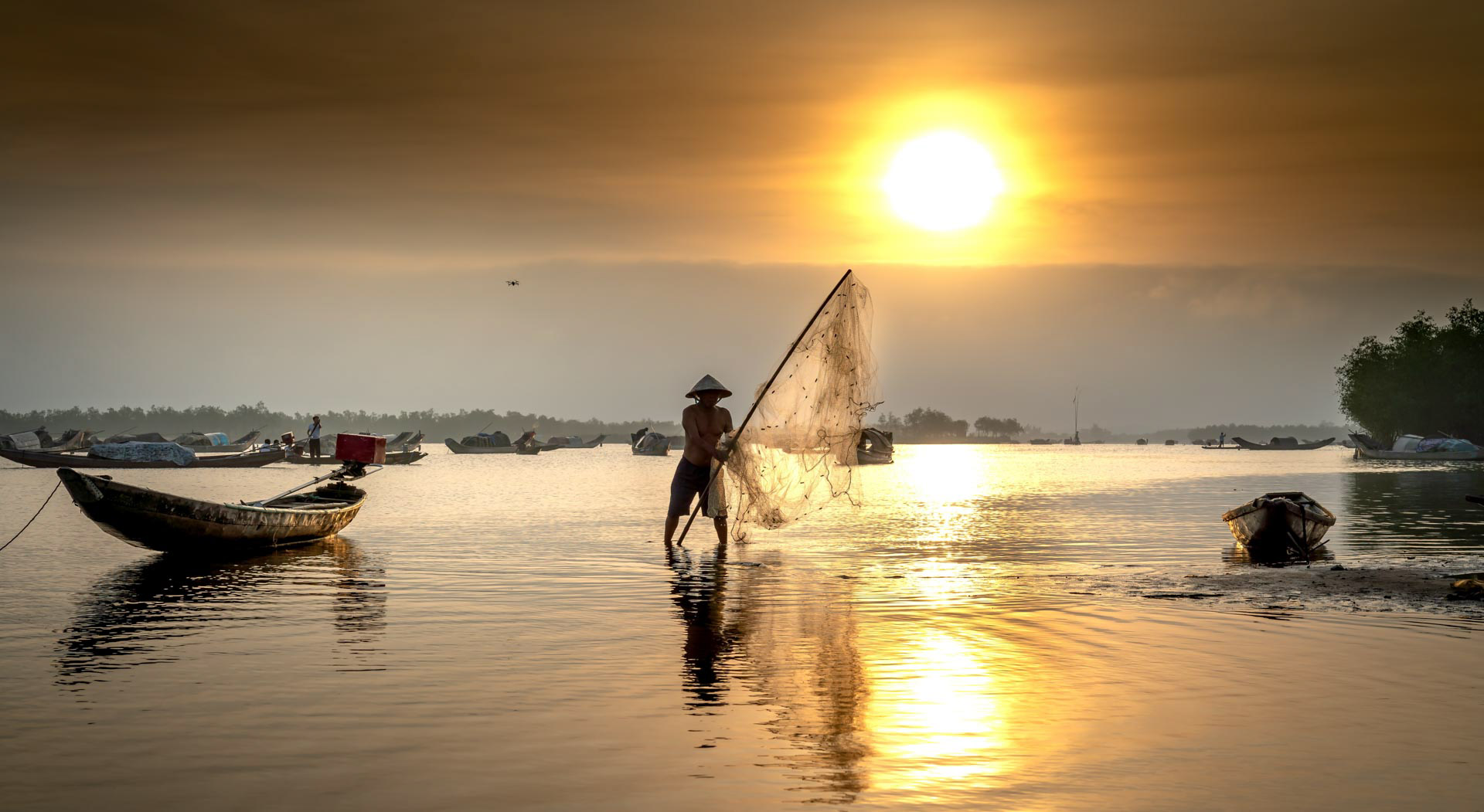 /fm/Files//Pictures/Ido Uploads(1)/Asia/Vietnam/Hue/Hue - Quang Loi Dawn Tam Giang  Lagoon Fisherman - NS - SS.jpg